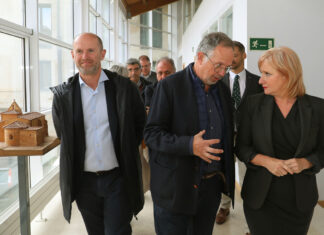 La consejera de Industria, Comercio y Empleo, Leticia García; junto al presidente de la la Fundación Santa María La Real del Patrimonio Histórico, Ignacio Fernández Sobrino(C); y al delegado Institucional en Castilla y León de Iberdrola España, Miguel Calvo(I), antes de la firma de un convenio de colaboración para la puesta en marcha del programa. Foto: ICAL