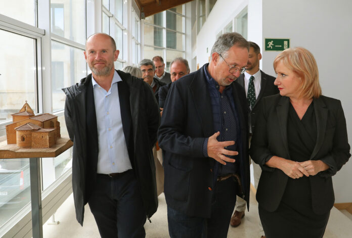 La consejera de Industria, Comercio y Empleo, Leticia García; junto al presidente de la la Fundación Santa María La Real del Patrimonio Histórico, Ignacio Fernández Sobrino(C); y al delegado Institucional en Castilla y León de Iberdrola España, Miguel Calvo(I), antes de la firma de un convenio de colaboración para la puesta en marcha del programa. Foto: ICAL