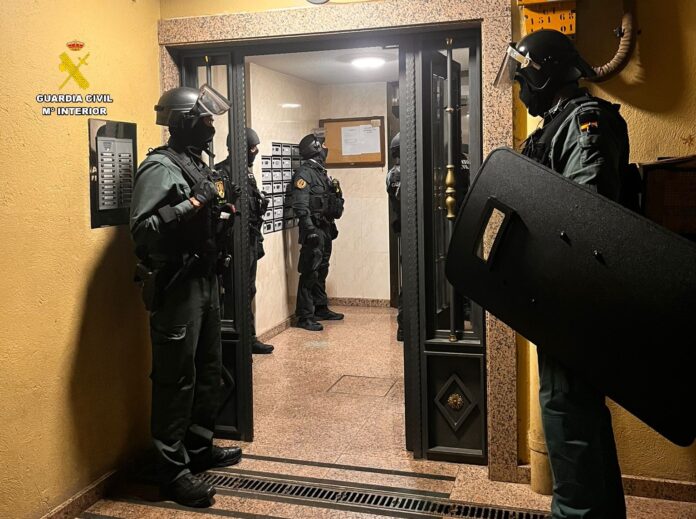 Hallan cinco armas de fuego en una casa de Villamuriel donde se realizaron tres disparos Hallan cinco armas de fuego en una casa de Villamuriel donde se realizaron tres disparos