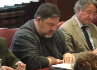 Eduardo Hermida, diputado de IU-Podemos durante la lectura dela moción.