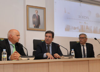 El consejero de Economía y Hacienda y portavoz, Carlos Fernández Carriedo, presenta los nuevos apoyos que el Instituto para la Competitividad Empresarial de Castilla y León (ICECYL) brinda al tejido empresarial en el ámbito rural. Fotografía: Brágimo (ICAL)
