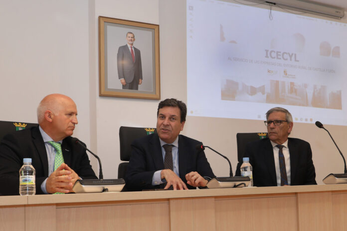 El consejero de Economía y Hacienda y portavoz, Carlos Fernández Carriedo, presenta los nuevos apoyos que el Instituto para la Competitividad Empresarial de Castilla y León (ICECYL) brinda al tejido empresarial en el ámbito rural. Fotografía: Brágimo (ICAL)