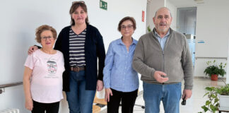 La presidenta de la asociación de Fibromialgia, Pilar Fernández (tercera por la izquierda) junto con integrantes de la Asociación, en su local en el Centro Social de San Juanillo, en Palencia