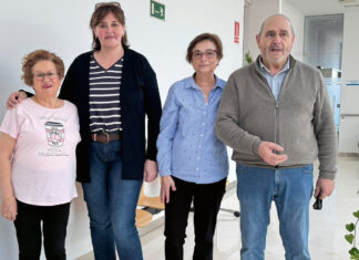 La presidenta de la asociación de Fibromialgia, Pilar Fernández (tercera por la izquierda) junto con integrantes de la Asociación, en su local en el Centro Social de San Juanillo, en Palencia