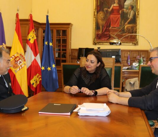 Andrés y Casas reciben al nuevo Comisario de la Policía Nacional en Palencia