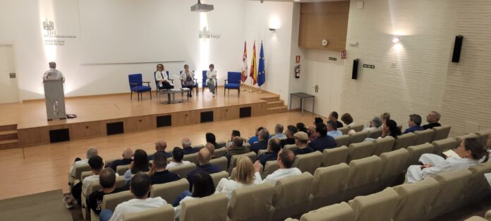 Reunión mantenida ayer entre los responsables del Caupa represententantes sindicales y trabajadores del servicio de mantenimiento