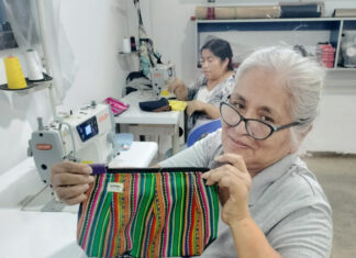 Un puente de solidaridad entre Guardo y Perú Un mujer peruana muestra unos de los bolsos elaborados en un taller de Paita, región de Piura de Perú y que se comercializan en la tienda Vida propia de Guardo (Palencia)