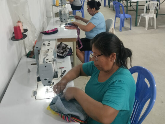 Mujeres peruanas elaboran bolsos en un taller de Paita, regi&oacute;n de Piura de Per&uacute; y que se comercializan en la tienda Vida propia de Guardo (Palencia)