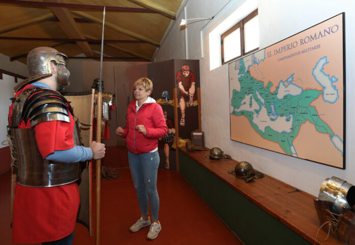 Un viaje inolvidable a la Antigua Roma en mitad de la provincia de Palencia Aula de arqueología de Herrera de Pisuerga(Palencia), aula didáctica sobre la sociedad romana con recreaciones del mundo militar y del mundo del ocio en la época romana, en la imagen la guia Maria del Rosario Izquierdo