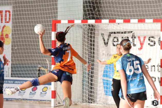Rub&eacute;n D&iacute;az (@fotografiardiaz). Club Balonmano Palencia Femenino vs CBM Maravillas