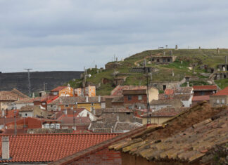El barrio de las bodegas de Baltanás, situado en la parte alta del casco urbano, está integrado por unas 375 bodegas, excavadas alrededor de un cerro. / Brágimo (ICAL)