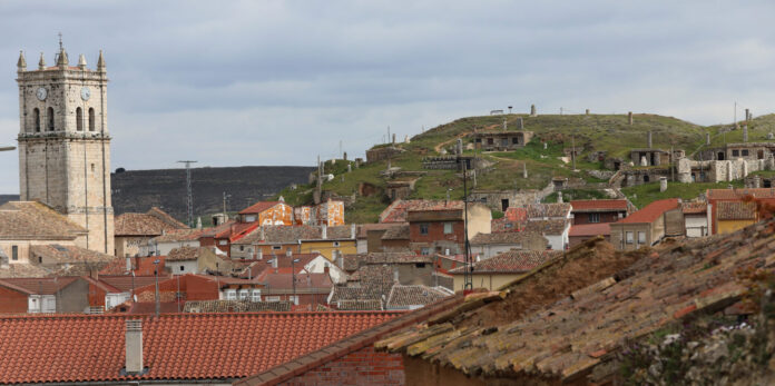 El barrio de las bodegas de Baltanás (Palencia) El barrio de las bodegas de Baltanás, situado en la parte alta del casco urbano, está integrado por unas 375 bodegas, excavadas alrededor de un cerro. / Brágimo (ICAL)