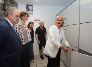 La consejera de Industria, Comercio y Empleo, Leticia García(D), asiste a la presentación de las taquillas inteligentes del Mercado de Abastos de Palencia,en la imagen; tambien ha visitado las mejoras realizadas en el mercado como la sala de calderas alimentadas por aerotermia y energía solar. Fotografía: Brágimo (ICAL)