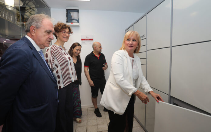 La consejera de Industria, Comercio y Empleo, Leticia García(D), asiste a la presentación de las taquillas inteligentes del Mercado de Abastos de Palencia,en la imagen; tambien ha visitado las mejoras realizadas en el mercado como la sala de calderas alimentadas por aerotermia y energía solar. Fotografía: Brágimo (ICAL)