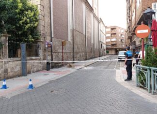 Cae a la vía pública una piedra de grandes dimensiones tras desprenderse de una cornisa de la iglesia de La Compañía. ICAL