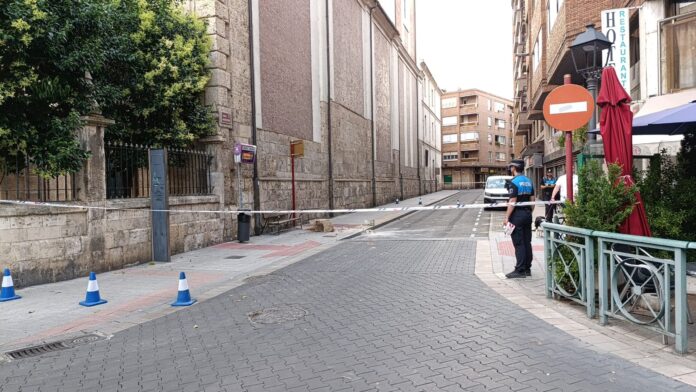 Cae a la vía pública una piedra de grandes dimensiones tras desprenderse de una cornisa de la iglesia de La Compañía. ICAL