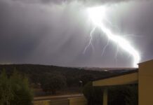Esta noche se han producido en la provincia fuertes tormentas eléctricas, en la imagen un rayo en el campo charro