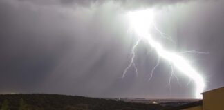 Esta noche se han producido en la provincia fuertes tormentas eléctricas, en la imagen un rayo en el campo charro