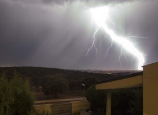 Esta noche se han producido en la provincia fuertes tormentas eléctricas, en la imagen un rayo en el campo charro