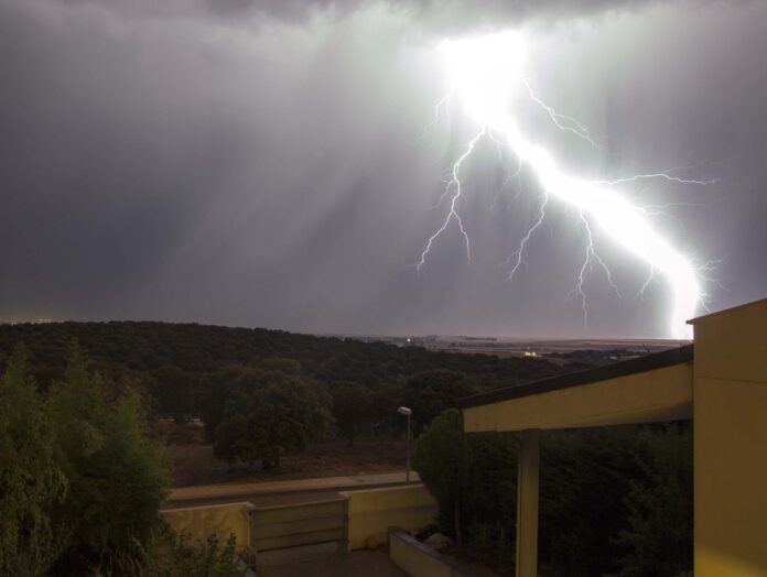 Esta noche se han producido en la provincia fuertes tormentas eléctricas, en la imagen un rayo en el campo charro