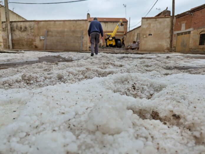 Fuerte tormenta con granizo en La Vellés (Salamanca)