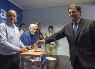 Alfonso Fernández Mañueco vota en las primarias del PP. Fotografía: Susana Martín (ICAL)