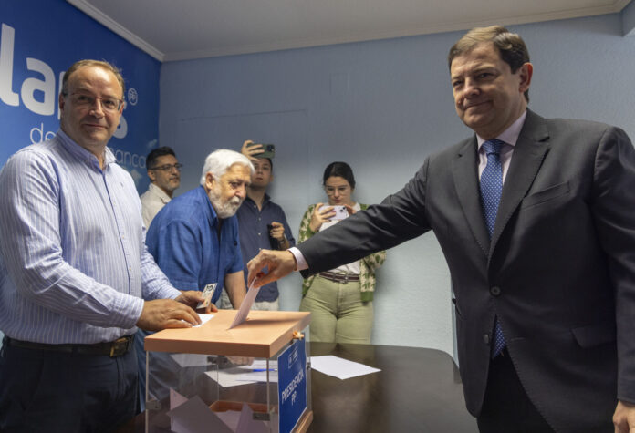 Alfonso Fernández Mañueco vota en las primarias del PP. Fotografía: Susana Martín (ICAL)