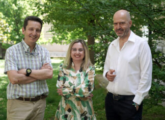El catedrático de Edocrinología y Nutrición de la Facultad de Medicina de la Universidad de Valladolid, Daniel de Luis, junto con Isabel de la Torre, del Departamento de Teoría de la Señal y Comunicaciones e Ingeniería Telemática de la UVa, y el director del Centro de Inteligencia Artificial UVa-IA, David Escudero. Fotografía: Leticia Pérez (ICAL)