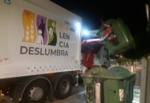 Un camión carga basura de un contenedor soterrado de Palencia. / Óscar Herrero