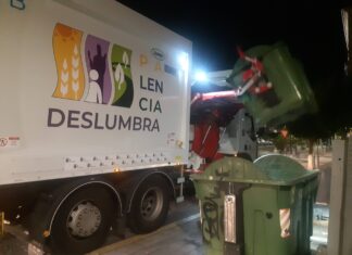 Un camión carga basura de un contenedor soterrado de Palencia. / Óscar Herrero