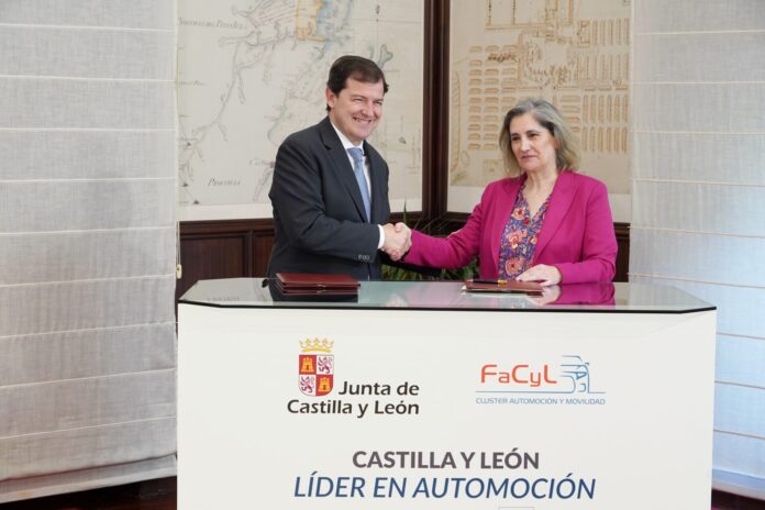 El presidente de la Junta, Alfonso Fernández Mañueco, firma el Protocolo General de Actuación con la presidenta de la Asociación Foro de Automoción de Castilla y León, Clúster FACYL, María Paz Robina. Fotografía: Miriam Chacón (ICAL)