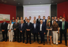 El consejero de Economía y Hacienda y portavoz, Carlos Fernández Carriedo, preside el comité de seguimiento del Protocolo Plataforma Agroalimentaria Palencia 2030, en la imagen junto a los integrantes el comité. Fotografía: Brágimo (ICAL)