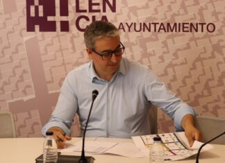 El delegado del Servicio de Medio Ambiente y Movilidad, Antonio Casas, informa en rueda de prensa sobre la recogida de basuras en el polígono