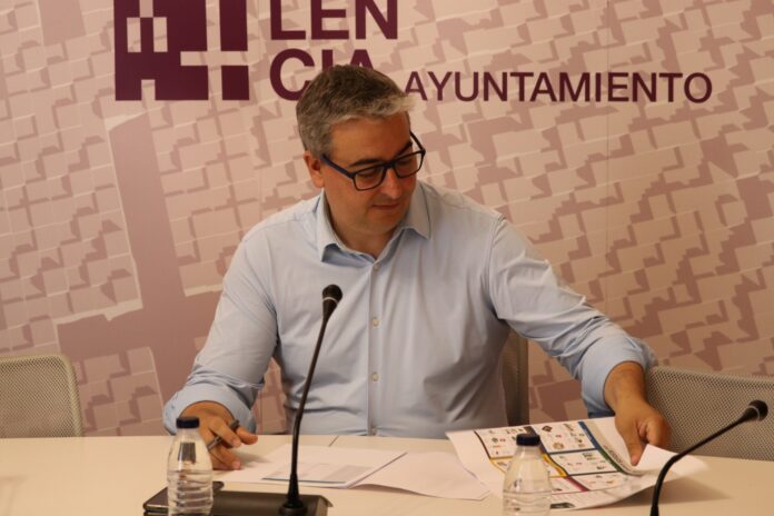 El delegado del Servicio de Medio Ambiente y Movilidad, Antonio Casas, informa en rueda de prensa sobre la recogida de basuras en el polígono