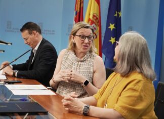 La vicepresidenta de la Junta de Castilla y León y consejera de Familia e Igualdad de Oportunidades, Isabel Blanco, firma un protocolo de colaboración con la Federación de Personas Sordas de Castilla y León. Fotografía: Rubén Cacho