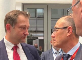 Martínez Antolín advierte ante representantes de la UE del impacto de las relaciones comerciales en el precio del cereal Jorge Martínez Antolín con el Comisario de Agricultura Europeo Christophe Hansen