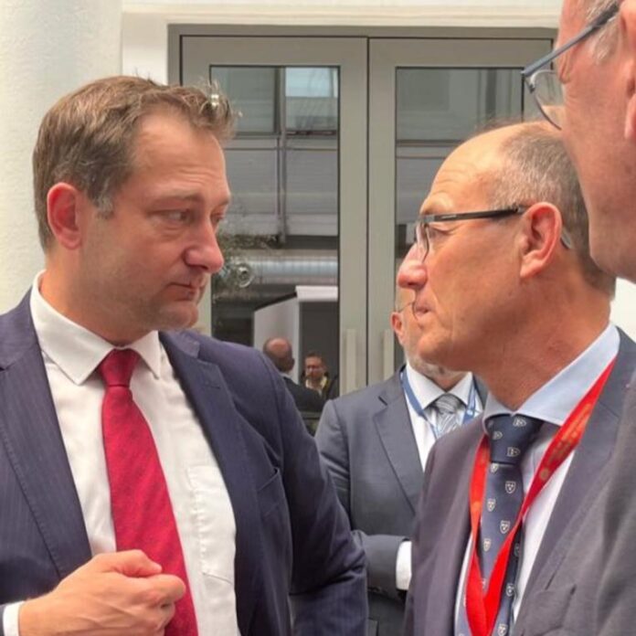 Jorge Martínez Antolín con el Comisario de Agricultura Europeo Christophe Hansen