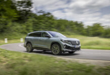 Los Renault palentinos reciben la evolución del motor full hybrid E-Tech de 200 CV