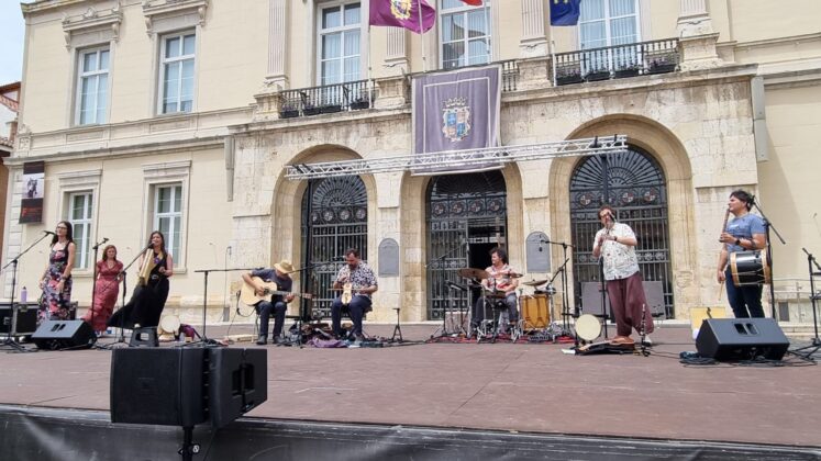 VERM&Uacute; FOLK con PATAS DE PECES