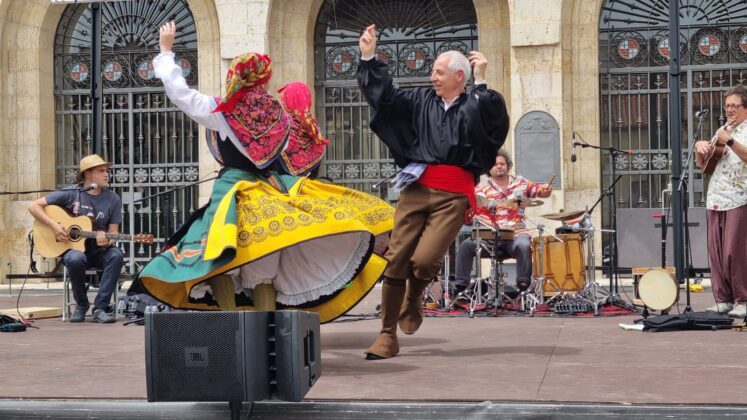 VERM&Uacute; FOLK con PATAS DE PECES