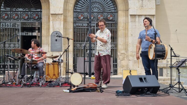 VERM&Uacute; FOLK con PATAS DE PECES