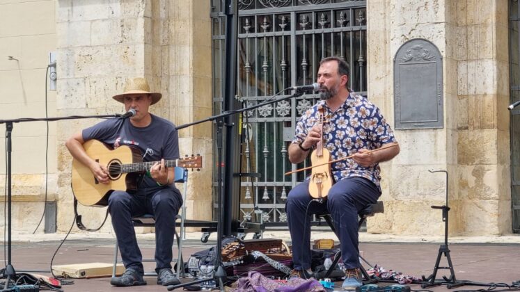 VERM&Uacute; FOLK con PATAS DE PECES