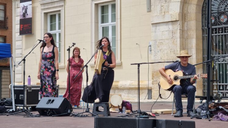 VERM&Uacute; FOLK con PATAS DE PECES