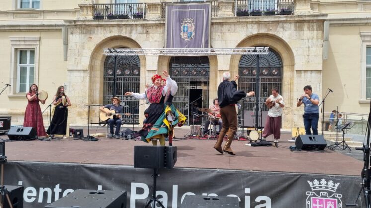 VERM&Uacute; FOLK con PATAS DE PECES