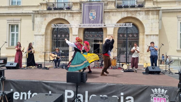 VERM&Uacute; FOLK con PATAS DE PECES