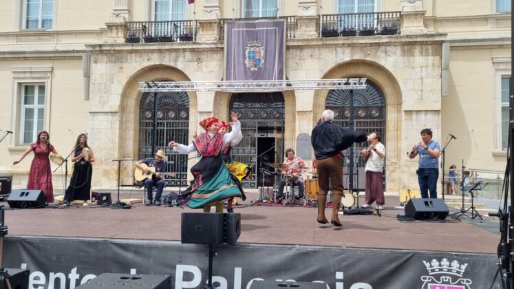 VERM&Uacute; FOLK con PATAS DE PECES