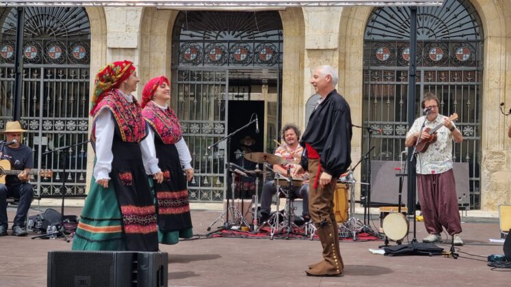 VERM&Uacute; FOLK con PATAS DE PECES