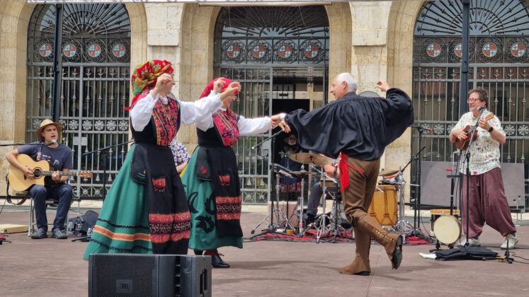 VERM&Uacute; FOLK con PATAS DE PECES