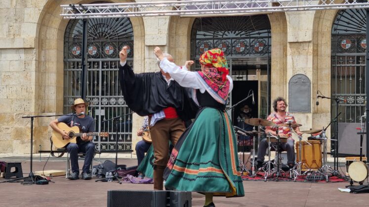 VERM&Uacute; FOLK con PATAS DE PECES
