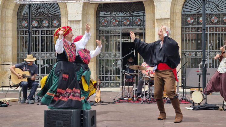 VERM&Uacute; FOLK con PATAS DE PECES